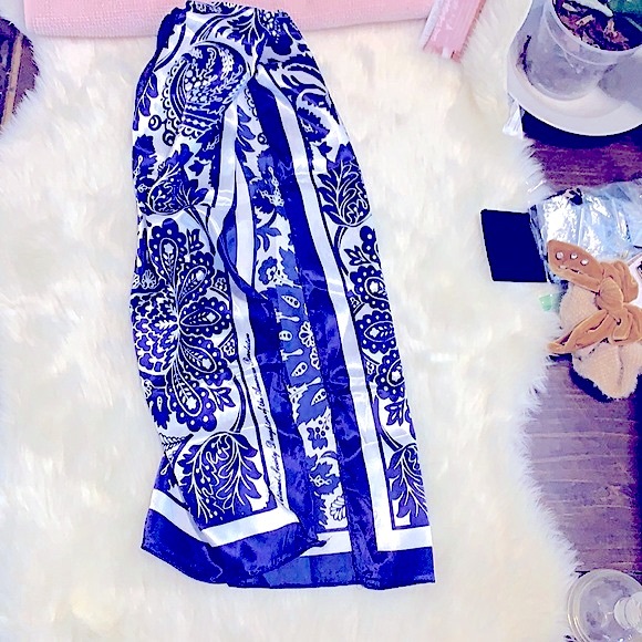 ✨HP✨RARE Classy Blue/White Floral Design Silky Wrapped Scarf Limited Edition - Picture 7 of 16